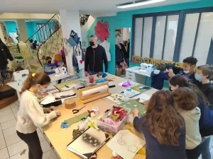 Professeur et élèves de CHAAP dans l'atelier de Ma petite boîte à couture