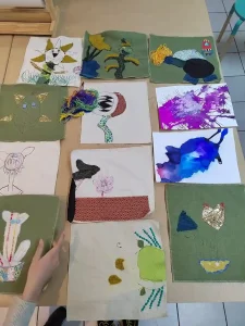 Ensemble des réalisations des pages textiles des élèves dans le cadre du projet "Carnets de voyage"