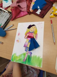 Photographie d'un habit d'écolière réalisé par un enfant dans le cadre de l'atelier "Il était une fois le vêtement"