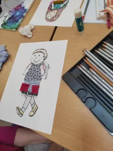 Photographie d'un habit d'écolier réalisé par un enfant dans le cadre de l'atelier "Il était une fois le vêtement"