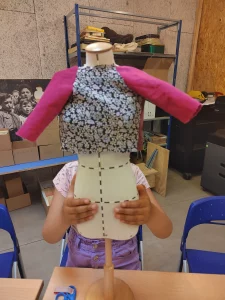 Blouse d'écolier cousue par un enfant lors de l'atelier "Il était une fois le vêtement"