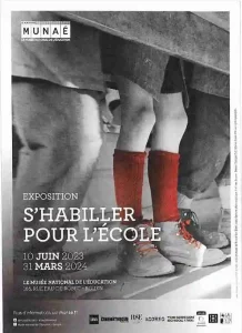 Première de couverture du livret concernant l'exposition "S'habiller pour l'école" du Musée de l'Education de Rouen