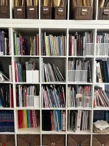 Espace bibliothèque de l'atelier Ma petite boîte à couture