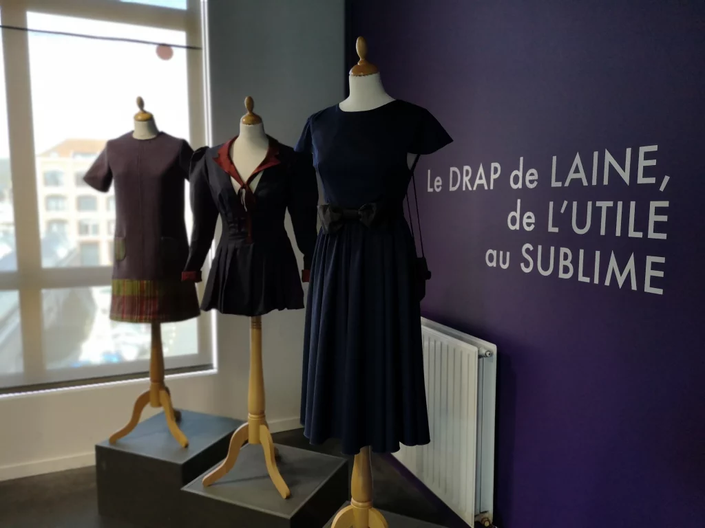 Les trois vêtements d'époque créés dans les draps de laine lors de l'atelier "Drap de laine, de l'utile au sublime"