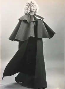 Photographie d'une femme portant un modèle Pierre Cardin